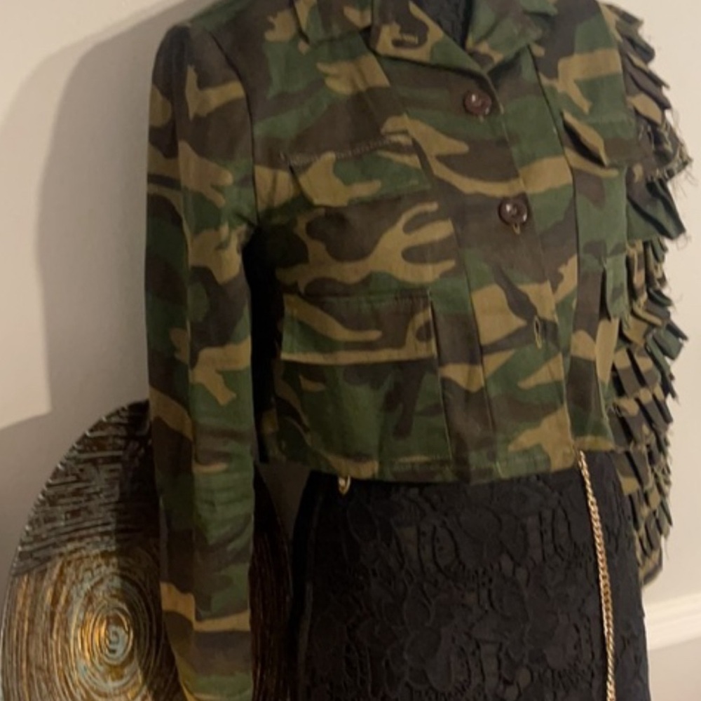 NEW Camouflage Cacading Ruffles Flare Sleeve CropJacket - Size M/L - Picture 5 of 5